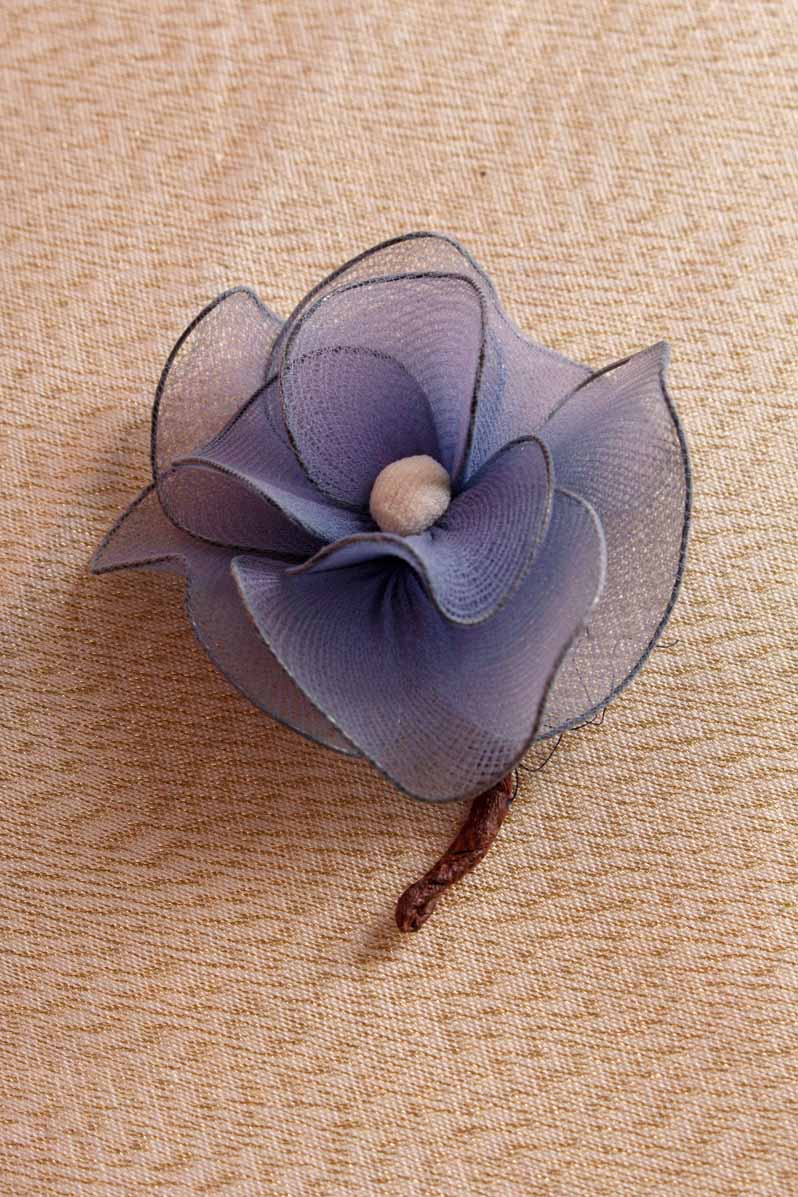 Vintage Anstecker taubenblau Blume