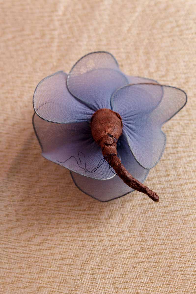 Vintage Anstecker taubenblau Blume