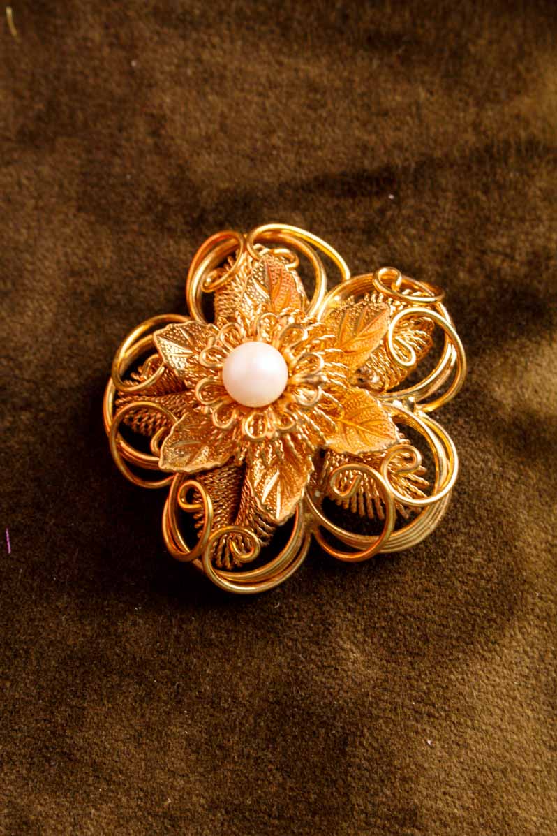 große Brosche gold Blume