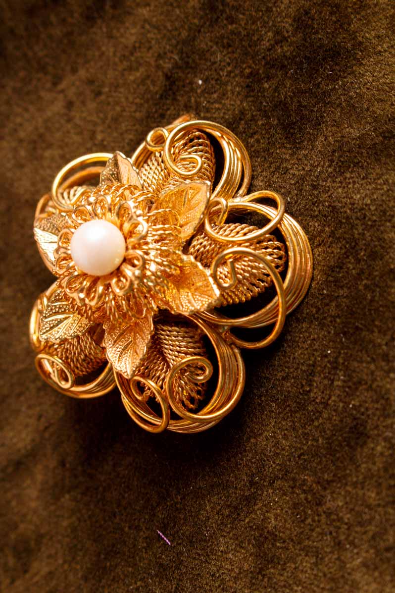 große Brosche gold Blume