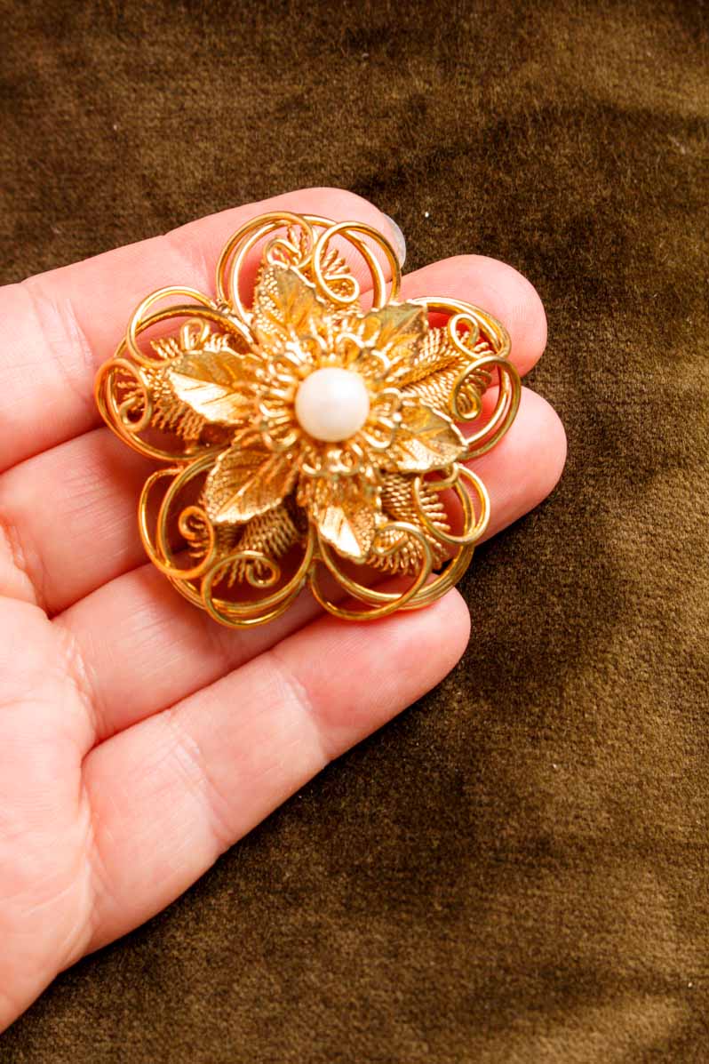 große Brosche gold Blume