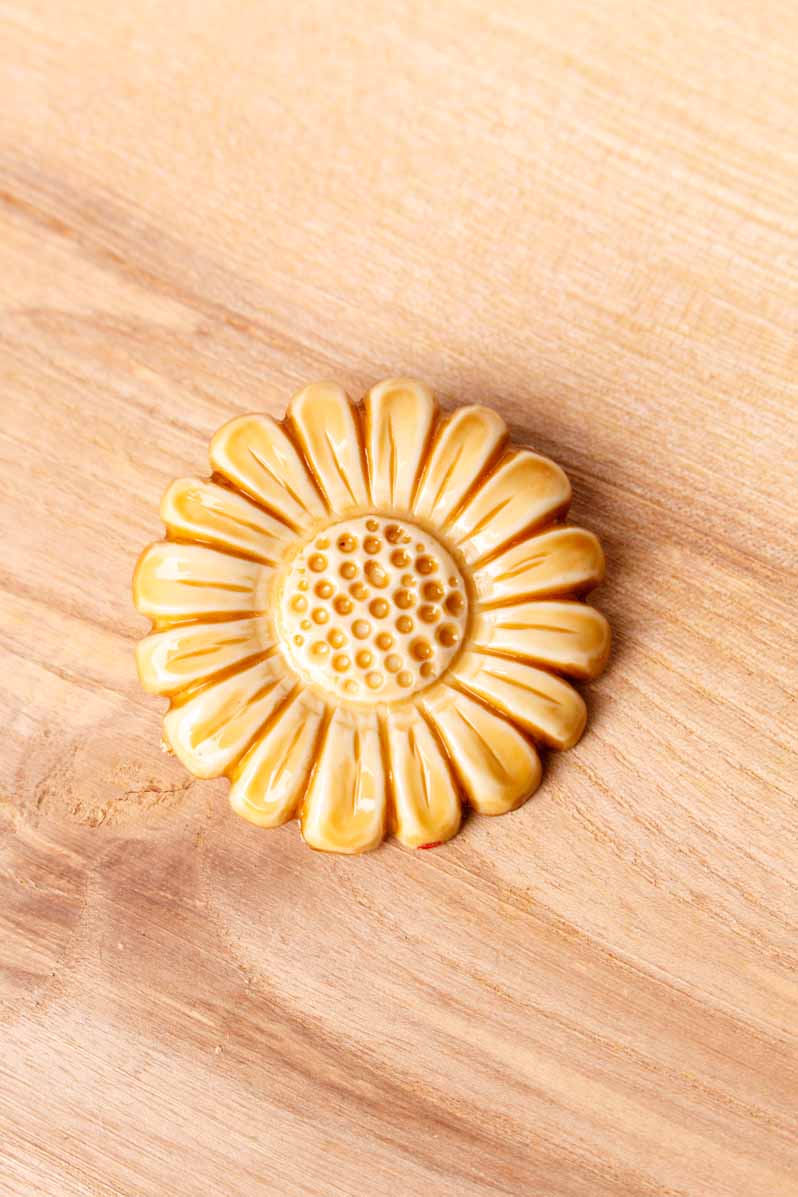 70s Hippie Anstecker Blume beige