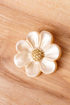 70s Hippie Anstecker Blume weiß