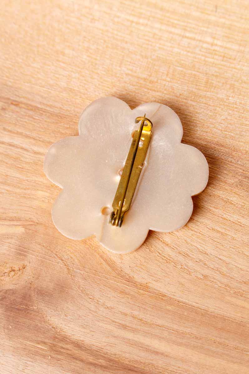 70s Hippie Anstecker Blume weiß