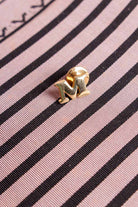 Anstecker goldenes M