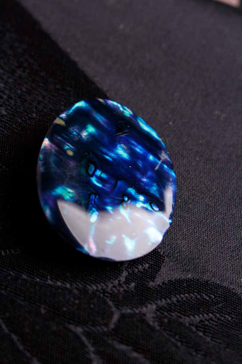 Anstecker Abalone blau irisierend