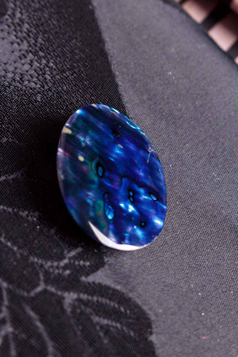 Anstecker Abalone blau irisierend