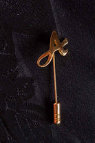 kleiner Anstecker goldenes A