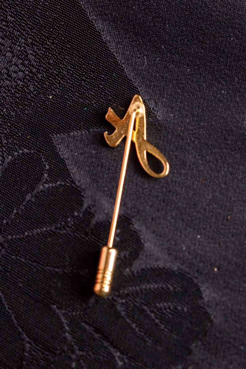 kleiner Anstecker goldenes A