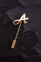 kleiner Anstecker goldenes A