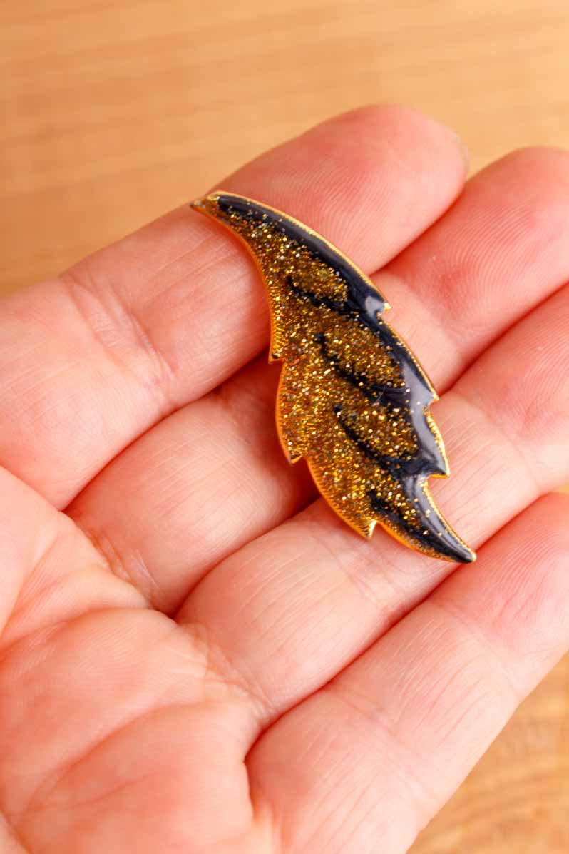 80s Brosche goldenes Blatt mit Glitzer