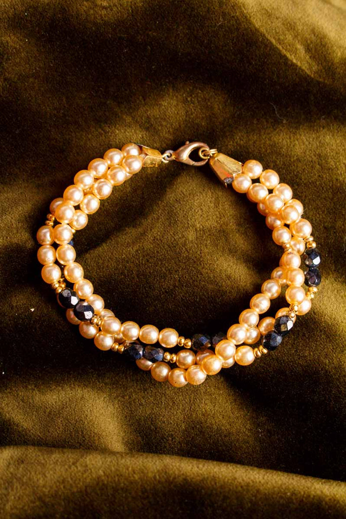 Perlenarmband mit schwarz