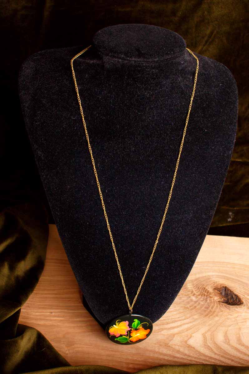 Kette mit bemaltem Anhänger