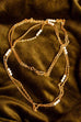 goldene Kette mit Perlen