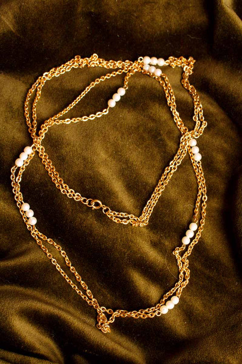 goldene Kette mit perlen
