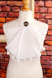 Jabot Kragen weiß + Zierknopf 80er 90er Accessoires Boho Dandy Frau Gothic Krawatte Special Unisize viktorianisch weiß vintageberlin.de