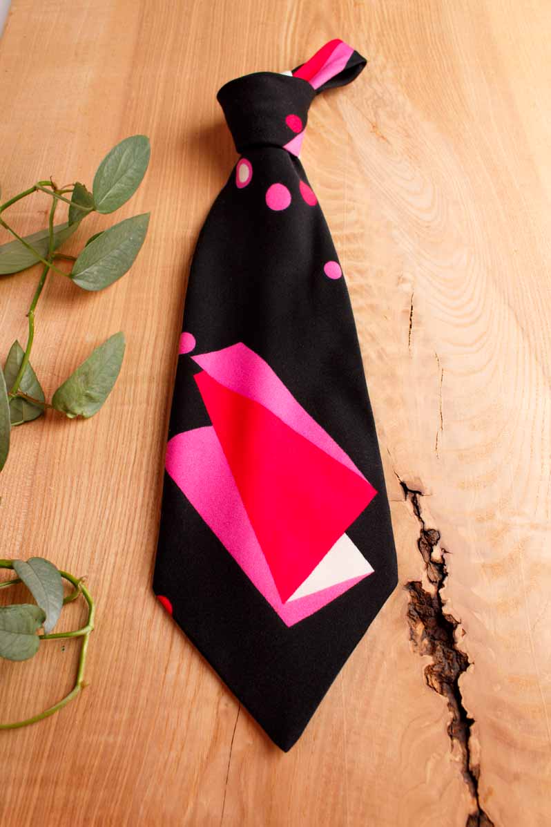 breite Krawatte schwarz pink