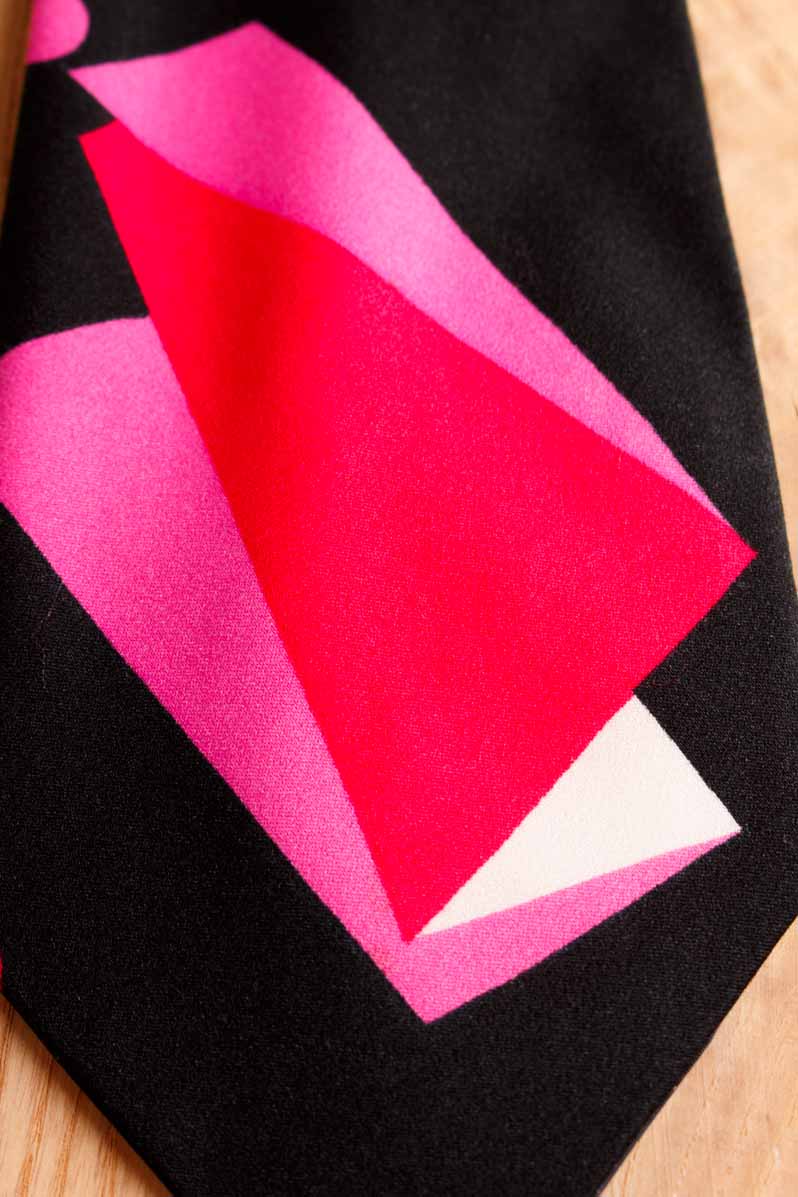 breite Krawatte schwarz pink