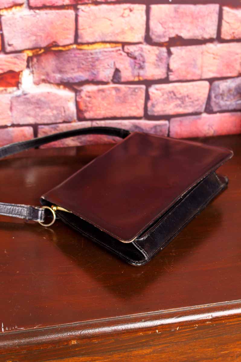 70s Ledertasche schwarz schlicht