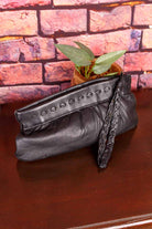 kleine Handgelenktasche schwarz Leder