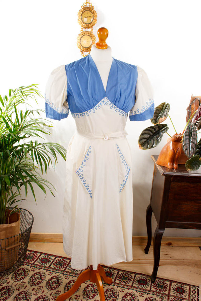 Uraltes Kleid weiß blau