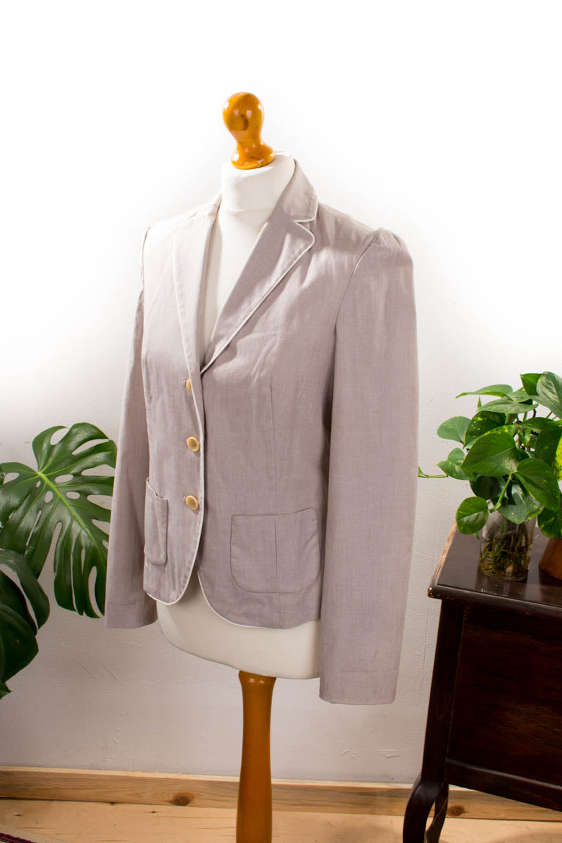 eleganter Blazer aus leichtem greigefarbenem Stoff mit heller Paspel