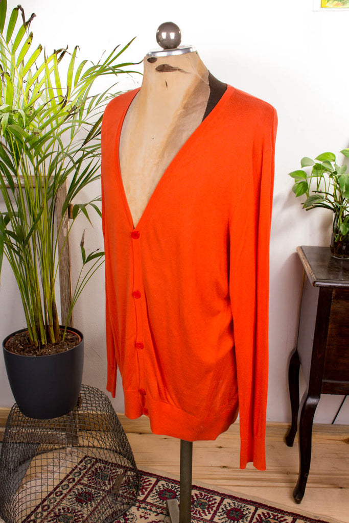 leichte Strickjacke aus weichem orangefarbenem mit V- Baumwollstrick Ausschnitt, Knopfleiste, Bündchen