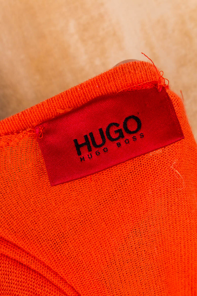 leichte Strickjacke aus Knopfleiste, Ausschnitt, Baumwollstrick Bündchen mit orangefarbenem weichem V