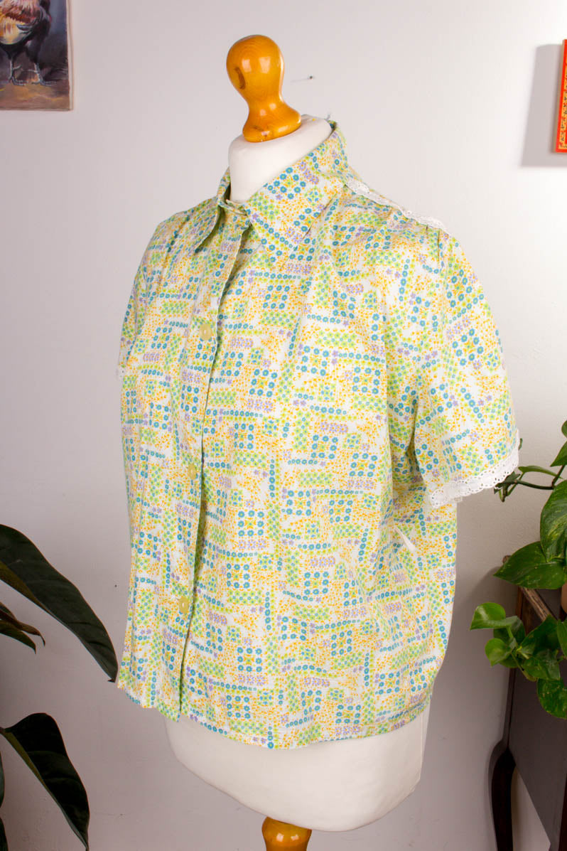 Bunt Gemusterte Bluse Aus Feinem Stoff Mit Kragen Und Spitzenborte bunt-gemusterte-bluse-aus-feinem-stoff-mit-kragen-und-spitzenborte