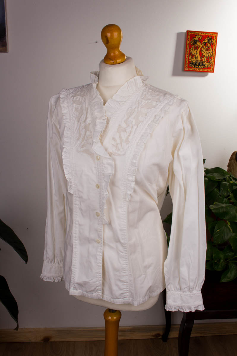 dramatische Bluse aus weißem Baumwollstoff Original Spitze, durchbrochener Rüschen 90er-Jahre! tailliert. Stehkragen, Knopfleiste, mit leicht und 80er- oder