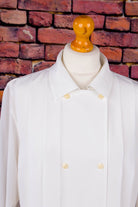 weiße Faltenbluse elegant