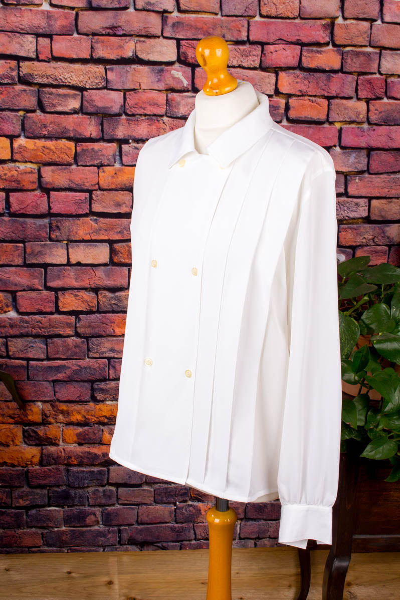 weiße Faltenbluse elegant
