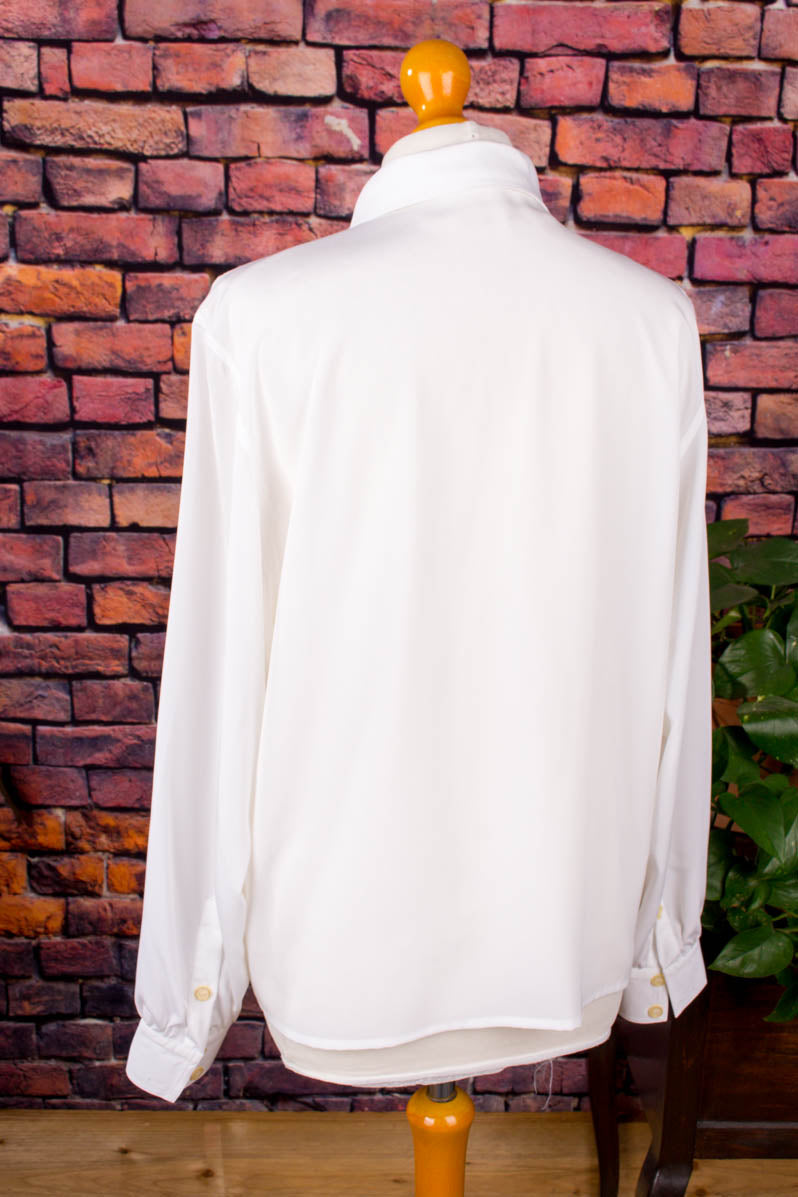 weiße Faltenbluse elegant