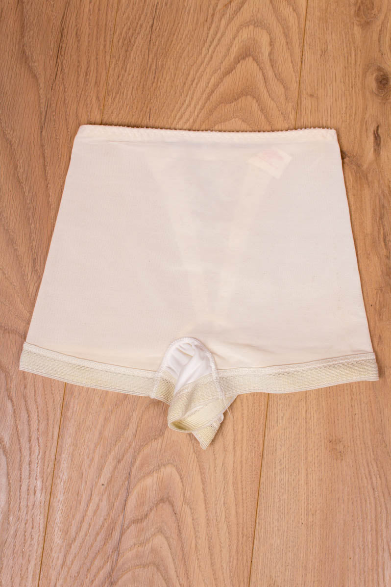 kurzes Höschen aus cremefarbenem NylonStretch mit Spitzeneinsatz