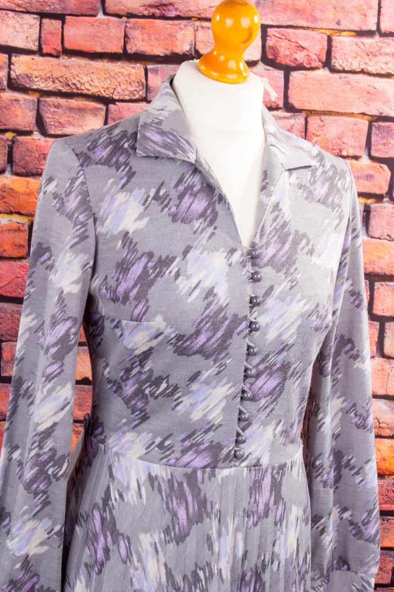 70er Winterkleid grau lila Plissee