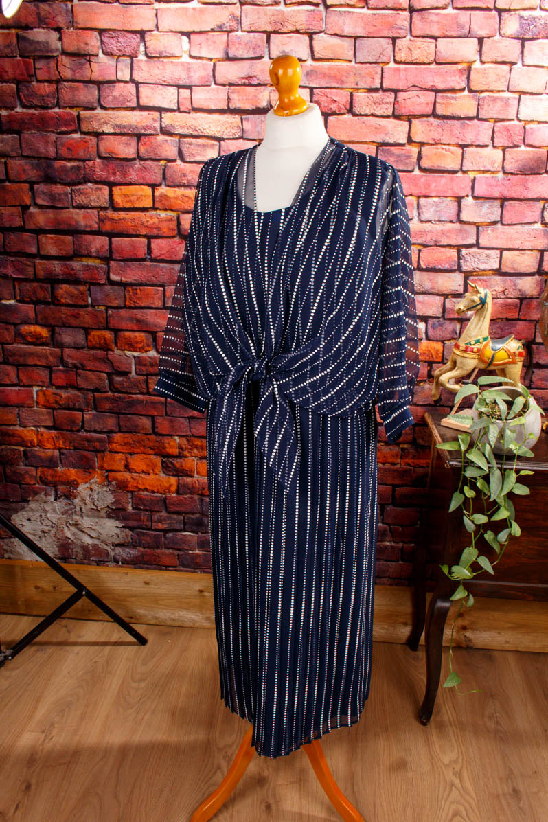 luftig zartes Kleid aus feinem blauem Chiffon mit Streifen-Punkte ...
