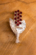 Blumen Brosche silber rot Strass Default Title Abendmode Accessoires Brosche Disco rot Sekretärin silber Unisize vintageberlin.de