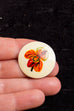 Vintage Brosche rund Orchidee Blume 60er 70er Accessoires Boho Brosche bunt real-boho Rockabilly vintageberlin.de