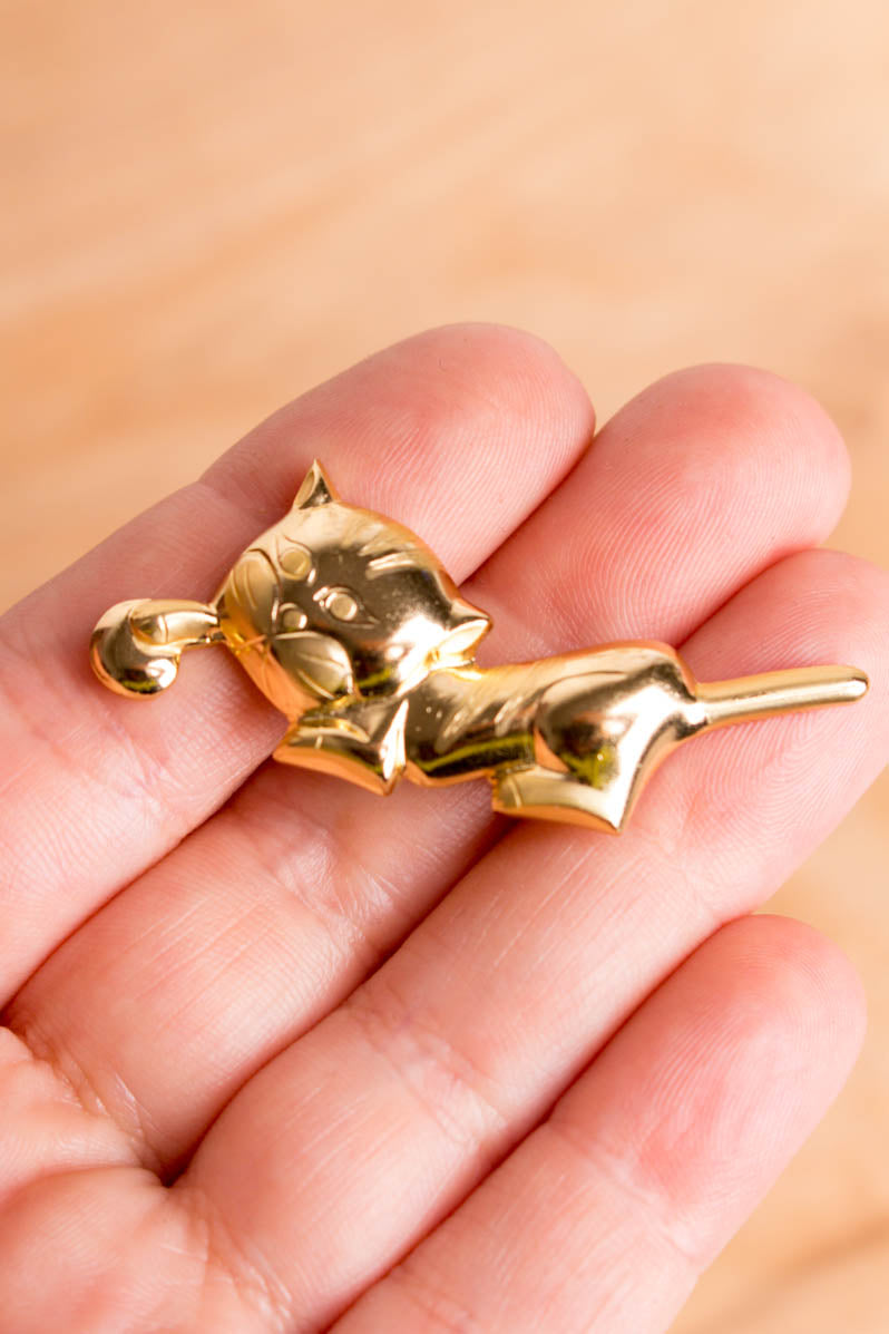 Vintage Anstecker Katze mit Ball