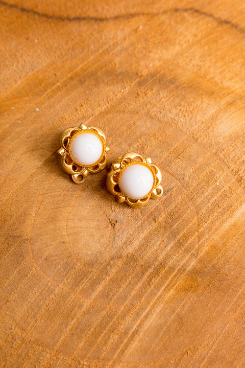 kleine 60s Ohrclips weiß gold floral Default Title 50er 60er 70er Abendmode Accessoires Disco gold Ohrschmuck real-disco real-rockabilly Rockabilly Schlager Schmuck Sekretärin Special weiß vintageberlin.de