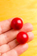Vintage Ohr Clips rot Holz 70er 80er 90er Accessoires Boho Disco Ohrschmuck Rockabilly rot Schmuck Sekretärin vintageberlin.de
