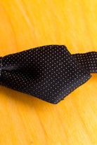 schmale Vintage Fliege schwarz Punkte